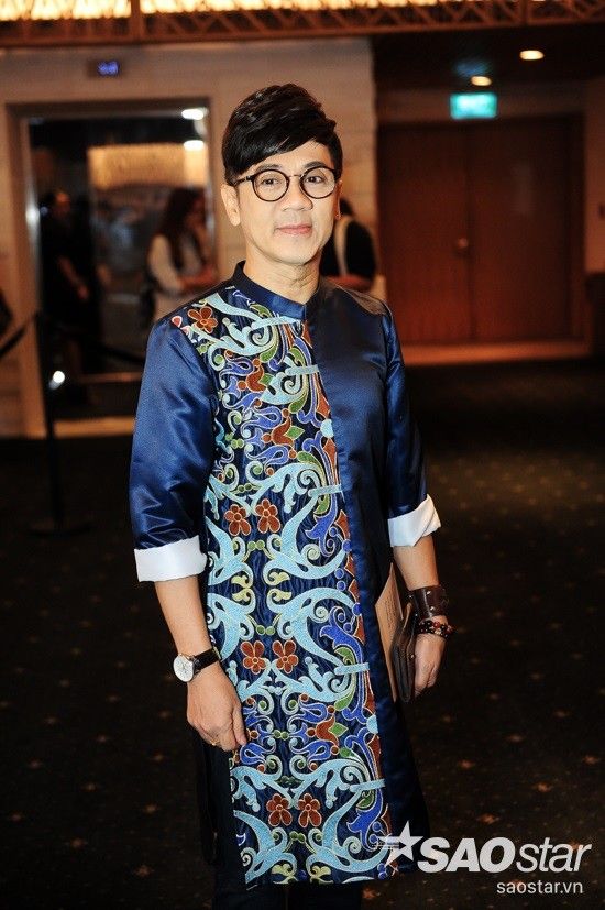 Nghệ sĩ Thành Lộc vẫn trung thành với phong cách vốn có ở các sự kiện mà anh tham dự với áo dài cách tân họa tiết.
