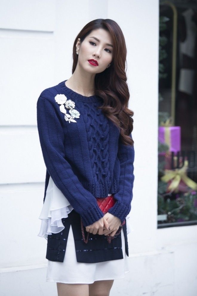 Combo xanh, đen và trắng đi cùng họa tiết bèo hai bên thân áo chưa thực sự hòa hợp cùng nhau.