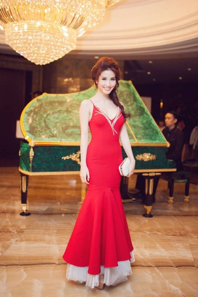 Chiếc đầm đuôi cá tông màu hơi ngả sang sắc tươi nhiều làm tổng thể kém đi sự duyên dáng và sang trọng.