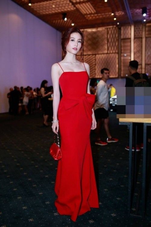 Vẫn trung thành với các bộ cánh của NTK Lâm Gia Khang.