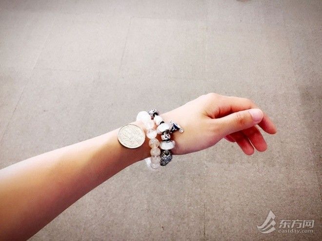 Các cô gái Trung Quốc nô nức "khoe gầy" bằng đồng xu bé xíu.