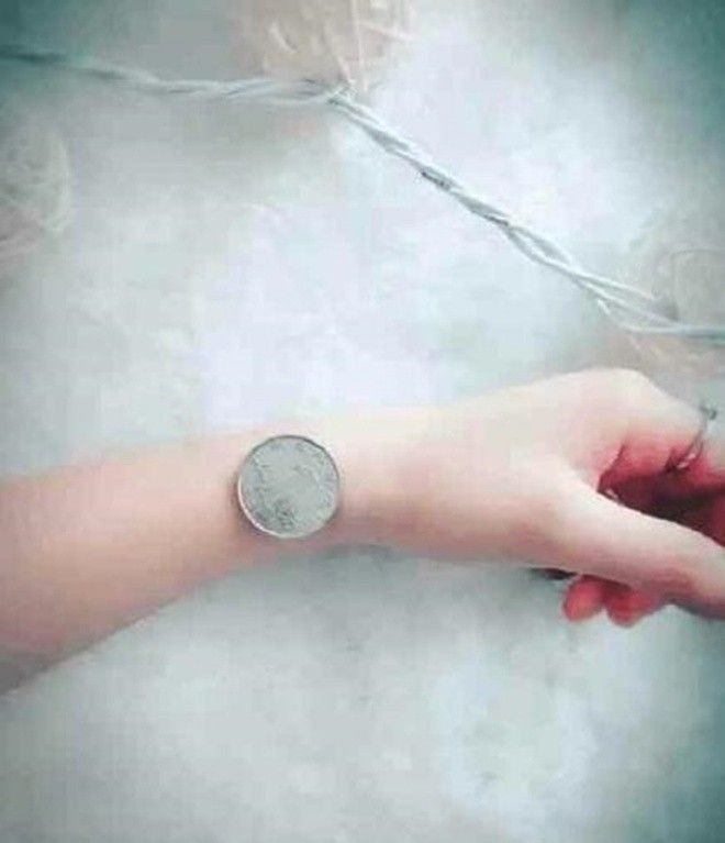 Bạn chỉ cần lấy đồng xu 1 tệ với đường kính 25mm đặt lên cổ tay để nghiêng của mình thôi.