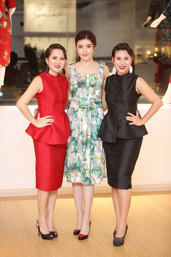 Thay bộ váy thứ hai với họa tiết lại rất nữ tính, tôn lên nét trẻ trung của cô. Trang phục họa tiết hoa rực rỡ với gam màu xanh mát dịu là thiết kế của Ly Eva và Hà Minh Phúc.