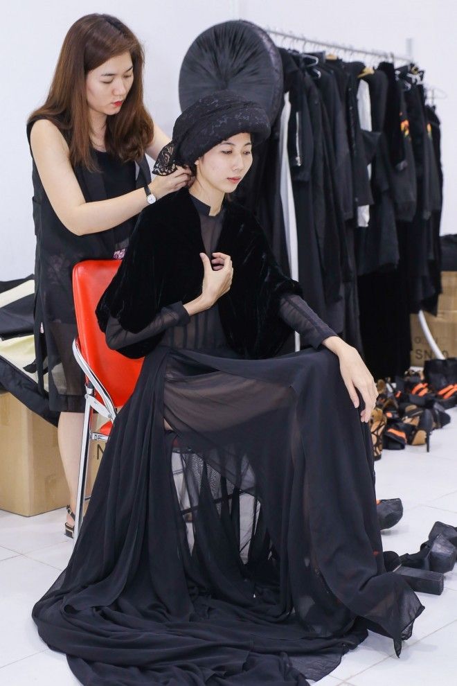 Bên cạnh Lê Thúy, dàn chân dài xuất thân từ Vietnam’s Next Top Model như Mâu Thủy, Nguyễn Oanh, Hằng Nguyễn…. cũng góp mặt cùng các nhà thiết kế Việt Nam. Họ thể hiện sự chuyên nghiệp khi đến đúng giờ, hoàn thành nhanh chóng để những người mẫu kế tiếp không phải chờ đợi lâu.