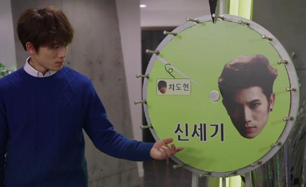 Shin Se Gì chơi ăn gian với trò "Vòng quay may mắn", bắt Ri Jin phải xoay để chọn ảnh hoặc Do Hyun.