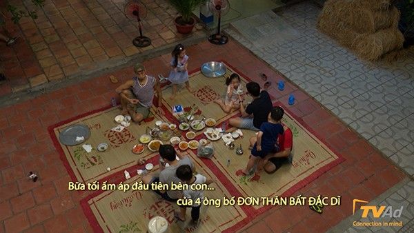 Bữa cơm đầu tiên của các bố con đã diễn ra thật ấm cúng và tràn ngập tình yêu thương. Mặc dù mới chỉ vào bếp lần đầu nhưng các bố đã khiến cho các bé tấm tắc khen ngon. 