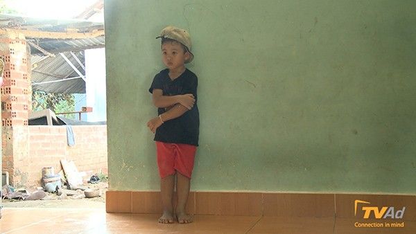 Bé Châu Chấu bị bố phạt khoanh tay và đứng vào tường.