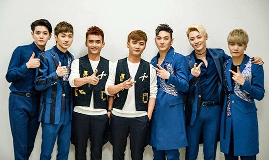 Ngoài ra, hai chàng trai còn có dịp gặp gỡ, giao lưu cùng với nhóm nhạc thần tượng EXO. Đứng cùng các mỹ nam EXO, nhóm P&P tỏ ra khá tự tin và không hề thua kém.