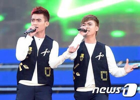 Hai chàng trai nhóm P&P - gà cưng của Thanh Thảo tự tin khoe giọng hát tại Hàn Quốc.