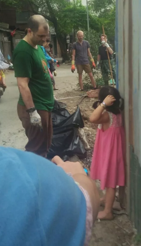 Một số được đổ vào túi nilon và họ làm việc rất vui vẻ.