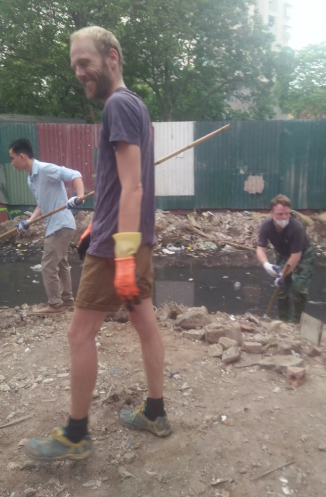 Hình ảnh những chàng tây cùng nhau làm công việc mà ít ai muốn làm.