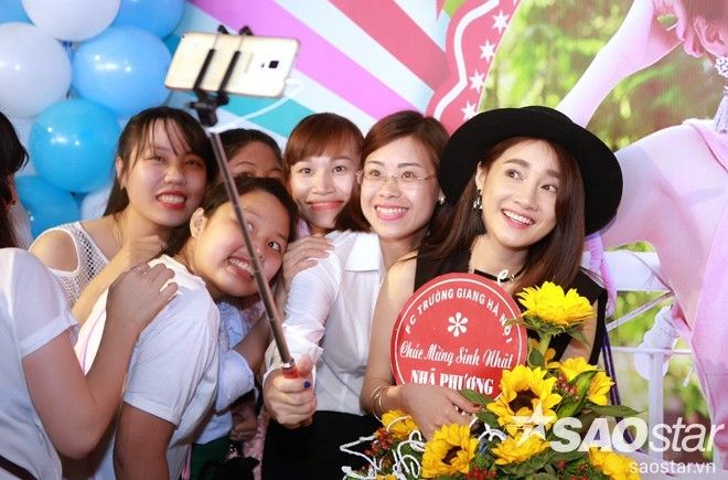 Fanclub của Trường Giang ở Hà Nội cũng tới chúc mừng Nhã Phương.