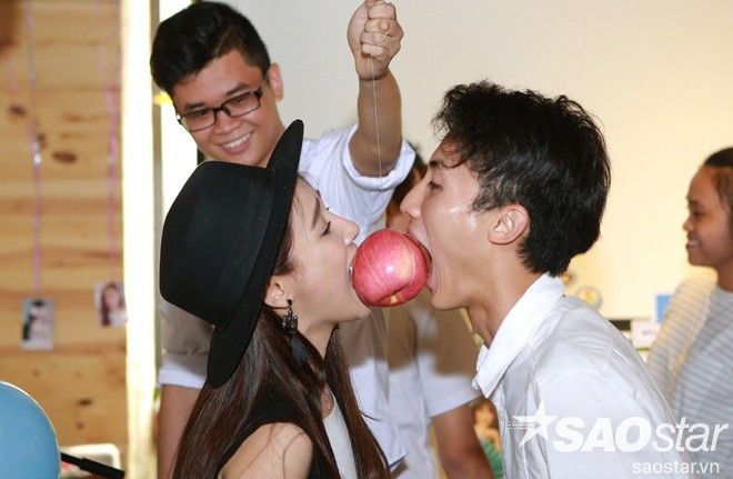 Quậy hết mình với fan trong các trò chơi.