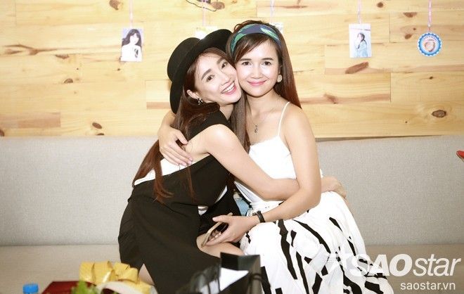 "Tôi cảm thấy rất thương chị khi mỗi lần nhắc tới. Một người chị đã chịu nhiều vất vả, khổ sở và làm tất cả để lo cho tôi. Tôi nhớ nhất kỷ niệm chị chở mình đi thi và đã bị đụng xe. Chưa bao giờ tôi nói điều này với chị của mình đó là thật sự em rất thương chị. Tôi luôn để tình cảm đó ở trong lòng và đây là lần đầu tiên Phương nói ra điều đó. Chị là người luôn làm tôi đau đáu và nghĩ ngợi nhiều nhất. Tôi sẽ cố gắng lo cho gia đình giống như chị đã từng lo cho các em..." - Nhã Phương từng bật khóc khi tâm sự về chị gái.