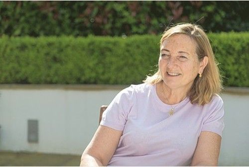 Bà Karen McClellan, mẹ nuôi của Mae. Ảnh: Sevenoaks chronicle