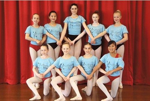 Mae (ngoài cùng bên phải, hàng trước) cùng các bạn. Ảnh: Sevenoaks chronicle