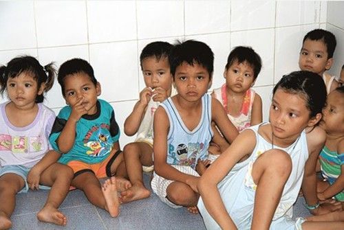 Mae (thứ hai từ phải sang, hàng sau) tại trại trẻ mồ côi. Ảnh: Sevenoaks chronicle