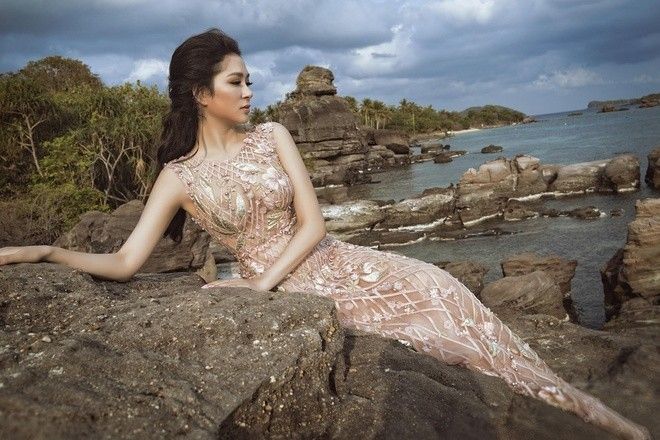 Đây là một trong số rất ít những bộ ảnh mà người đẹp Hải Phòng nhận lời tham gia bởi từ khi du học về nước, Hoa hậu Việt Nam 2004 không tham gia các hoạt động của làng giải trí, thay vào đó cô tập trung cho công việc kinh doanh và nghiên cứu. Cô đang công tác tại Viện Nghiên cứu Báo chí và Truyền thông (Học viện Báo chí và Tuyên truyền). Trong năm nay, người đẹp sẽ bảo vệ luận án Tiến sĩ.