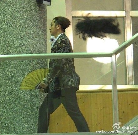 Anh trai của Chu Bích Thạch đến phản đối đám cưới với tóc giả tung bay.