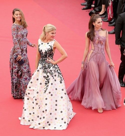 Tỏa sáng bên cạnh dàn sao ngoại trên thảm đỏ Cannes.