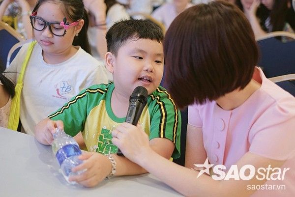 Cậu bé rất tự tin trả lời câu hỏi của phóng viên.