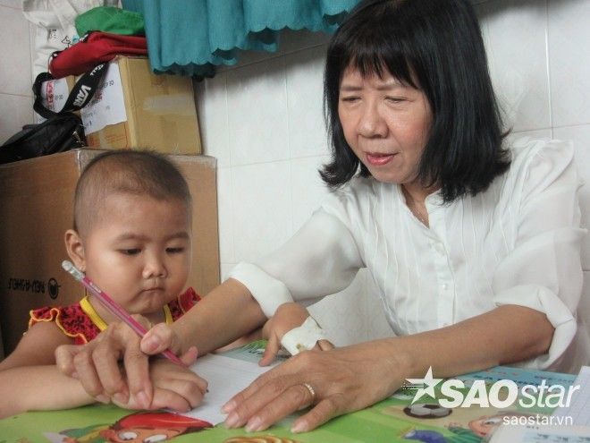 Cô Phấn cùng học trò nhỏ của mình.