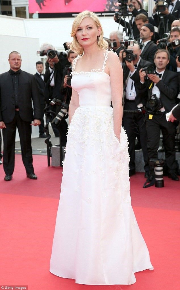 Sự kiện còn có nữ diễn viên Kirsten Dunst trong bộ váy trắng, phối chi tiết hoa li ti tinh tế trên chất liệu lụa cao cấp.