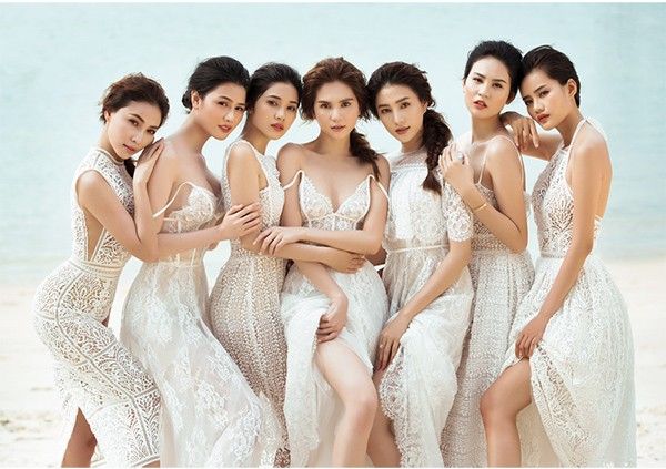 Thậm chí, cả cách chụp hình cũng khá giống nhau.