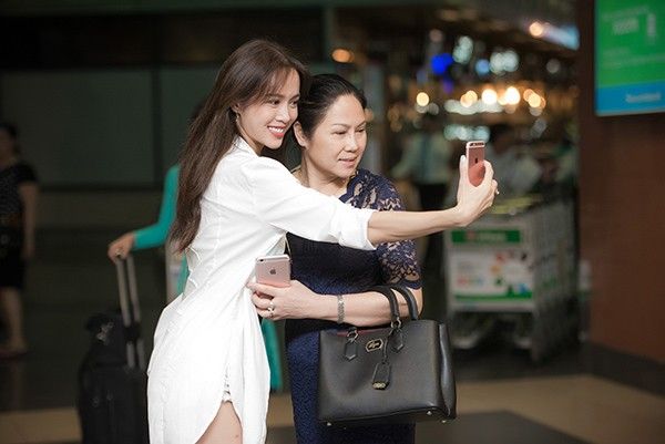 Hai mẹ con không quên chụp hình tự sướng cùng nhau.