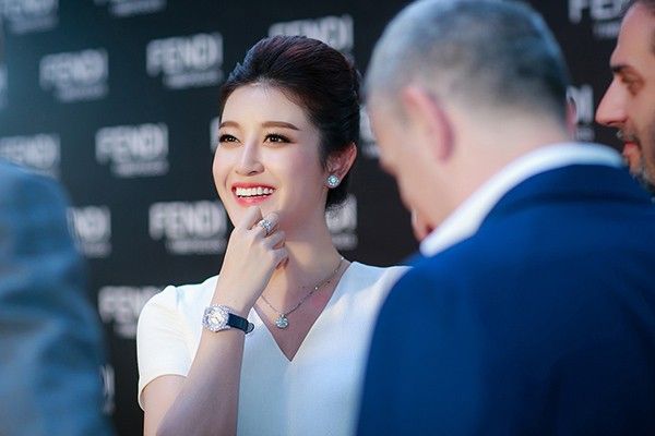 Bên cạnh đó, Huyền My còn gây chú ý với rất nhiều phụ kiện hàng hiệu có giá trị khoảng 2,5 tỷ đồng. Có thể nói, Huyền My là một trong những người đẹp hiếm hoi trong showbiz chịu chi cho các thương hiệu lớn để hình ảnh của mình trở nên sang trọng và hoàn hảo.