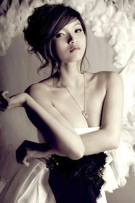 Cô được coi là một trong những hot girl đình đám đời đầu của Hà Nội.