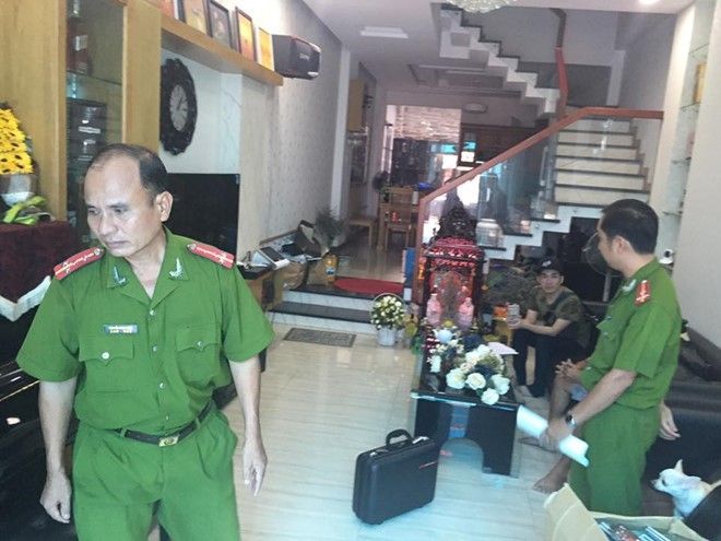 Công an phường 14, quận Gò Vấp đến nhà của Quang Hà để tiến hành mở vali chứa giấy báo. Ảnh: NVCC