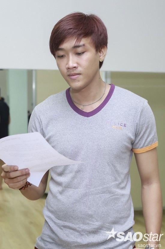 Đình Phước tập trung vào bài hát của mình.