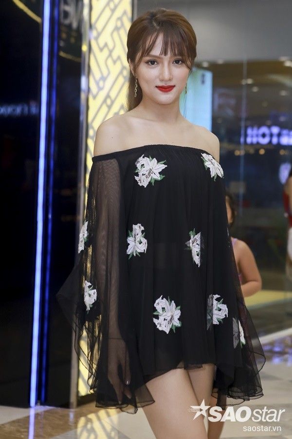 Hương Giang xuất hiện trẻ trung.