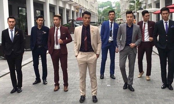 Mạc Hồng Quân mặc vest lịch lãm đứng cạnh dàn trai đẹp làm rộ lên tin đồn làm lễ ăn hỏi với Kỳ Hân