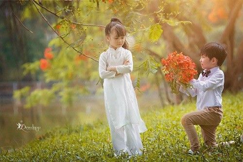 Trang phục áo dài của Phương Ly được mẹ chuẩn bị rất cẩn thận. 