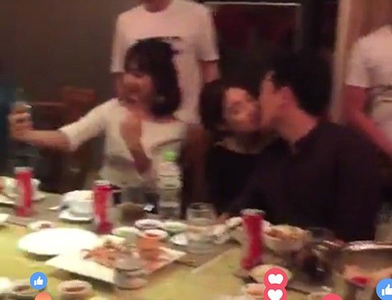 Thậm chí là nụ hôn ngọt ngào trước mặt mọi người.