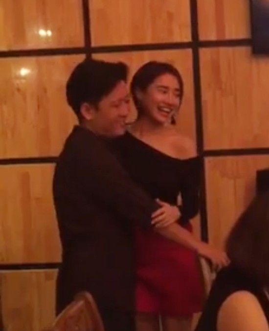 Cặp đôi liên tục trao nhau những cử chỉ tình cảm.