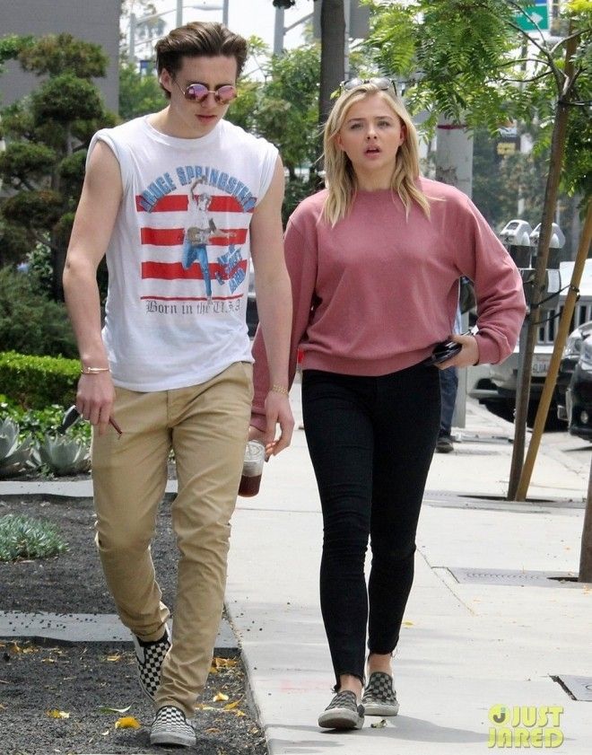 chloe-moretz-brooklyn-beckham-lunch-friends-02