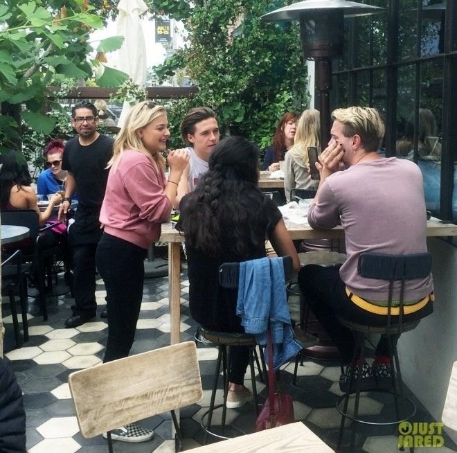 chloe-moretz-brooklyn-beckham-lunch-friends-03