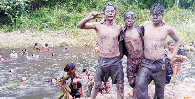 Người Ba Na quan niệm trước khi xuống sông để thủy thần ban may mắn thì phải bôi sình lầy… thì mới có hiệu nghiệm. 