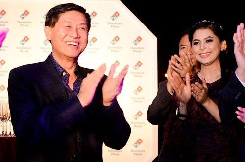 Hai vợ chồng ông Johnathan Hạnh Nguyễn và bà Thủy Tiên.