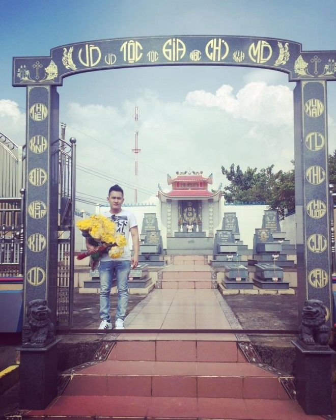 Chàng trai trẻ 26 tuổi thành kính đứng trước khu mộ của Võ tộc.