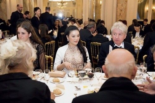 Tại buổi tiệc VIP quan trọng của Cannes, được sắp xếp ngồi tại bàn tiệc quyền lực ở vị trí trung tâm, mới thấy vị thế không “đơn giản” của Lý Nhã Kỳ và những mối quan hệ lớn của cô tại Cannes. 