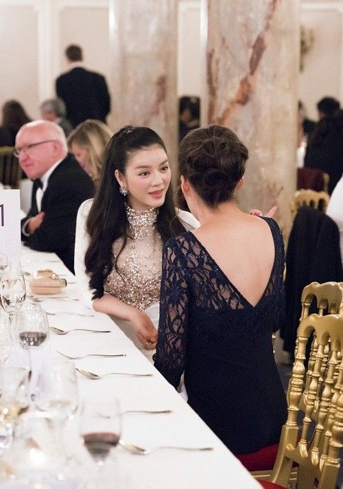 Lý Nhã Kỳ nhận được không ít lời khen ẻ đẹp của Lý Nhã Kỳ cuốn hút ngay khi vừa gặp, và cho rằng ở Lý Nhã Kỳ có điều gì đó thật bí ẩn, quyến rũ khiến người đối diện rất cảm mế.