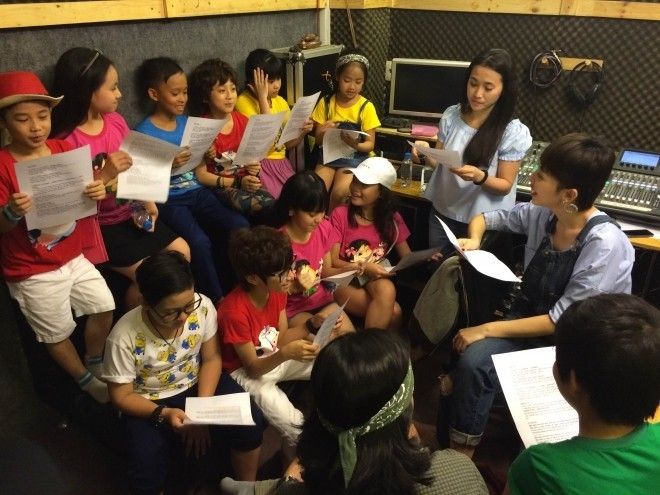 Sau buổi đi ăn, Tóc Tiên tiếp tục vào phòng thu cùng Top 12 để chia sẻ kinh nghiệm cũng như dặn dò, trấn an tinh thần các bé lần đầu tiên làm quen với việc thu âm.