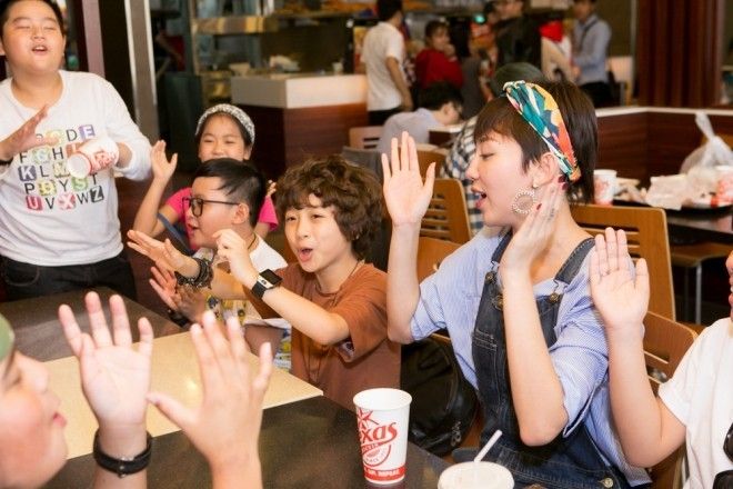 Điều thú vị là các bé cũng biết sinh nhật Tóc Tiên vừa mới qua chưa lâu nên đã cùng nhau bất ngờ hát tặng và chúc mừng sinh nhật cô Tiên.