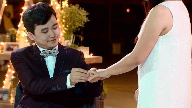 Khoảnh khắc Hoàng Anh trao Lý chiếc nhẫn cầu hôn.