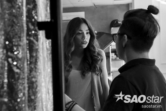 Hồ Ngọc Hà trao đổi rất kĩ về ý tưởng của bộ hình với NTK Chung Thanh Phong