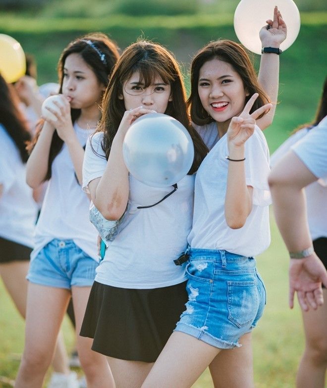 Cách tạo dáng tự nhiên cùng nụ cười tươi là những yếu tố chính đem đến sắc màu cho từng bức ảnh.